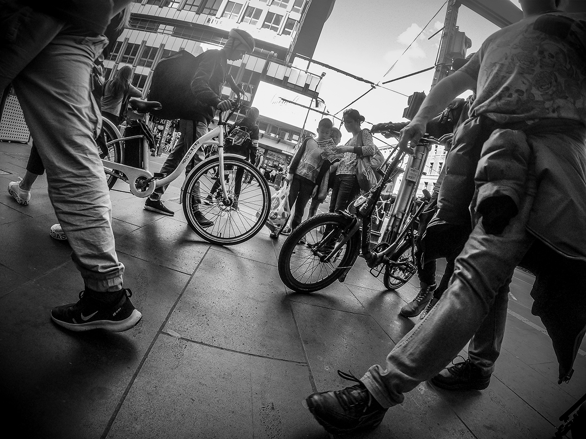 MELBOURNE CBD CROWD BLACK AND WHITE